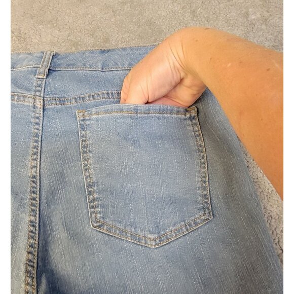 Code Bleu Light-Wash Cropped Denim Jeans with V-Shaped Frayed Hem.  Size:  14 - Picture 11 of 16